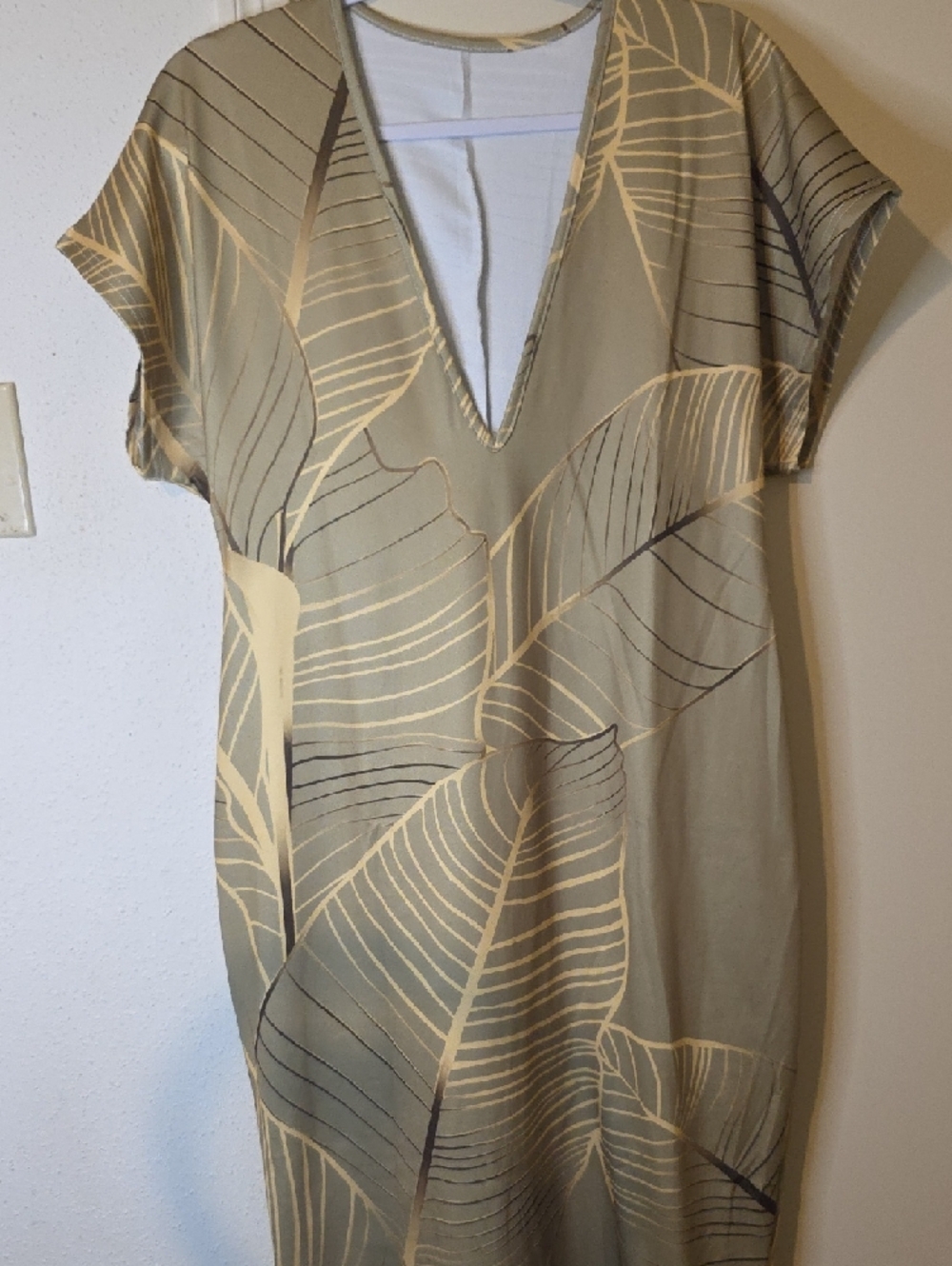 Elegant Green Leaf-Print Sheath Dress - Picture 4 of 10